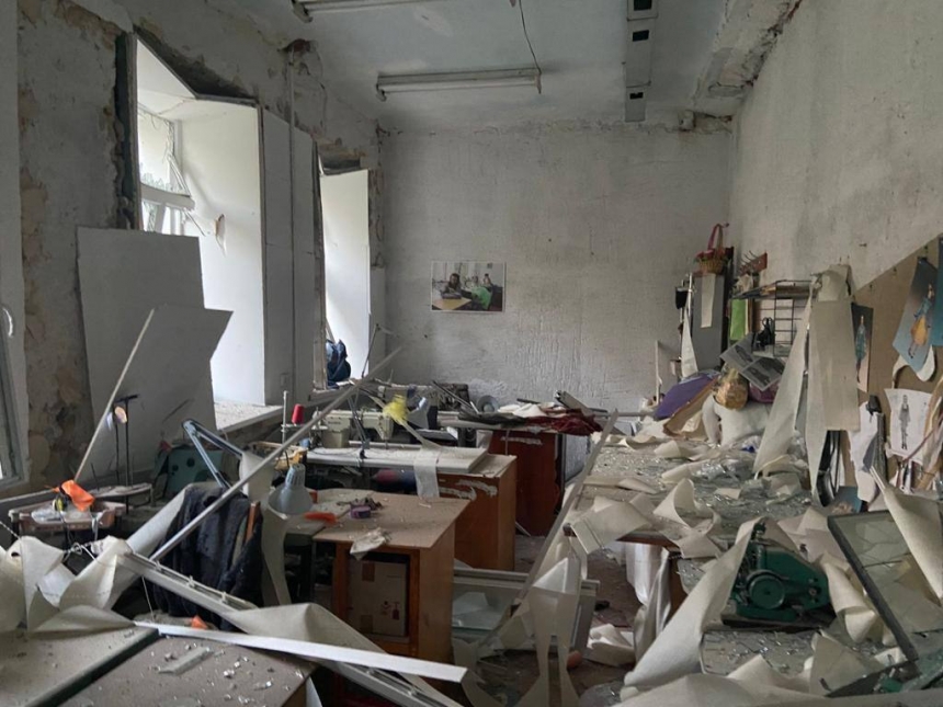 Розбиті гримерні, розпечений рояль: фото з будівлі театру у Миколаєві після обстрілу