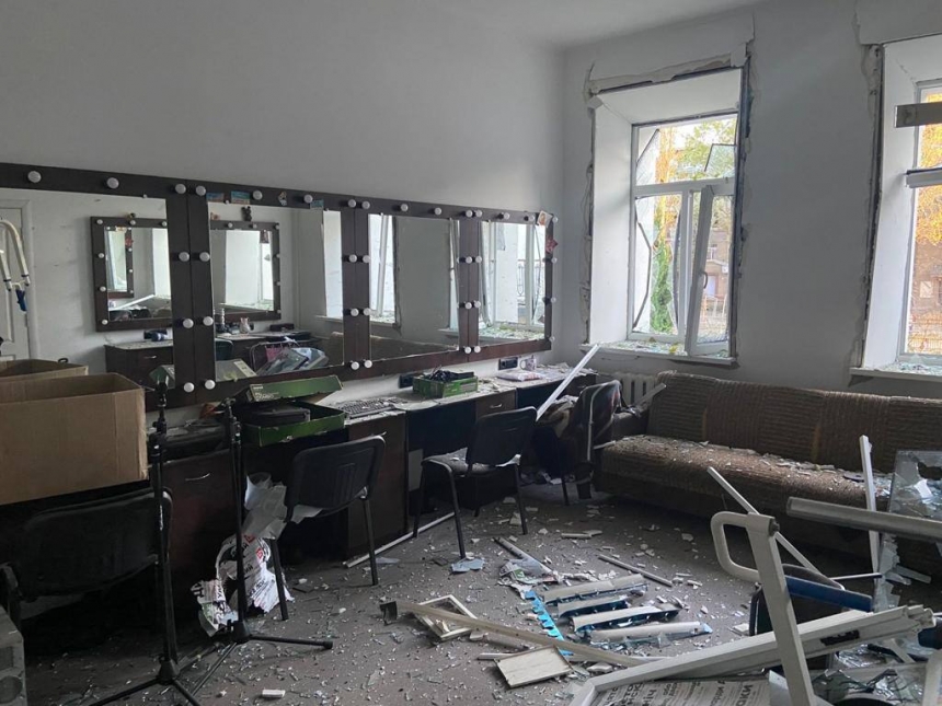 Розбиті гримерні, розтрощений рояль: фото з будівлі театру у Миколаєві після обстрілу