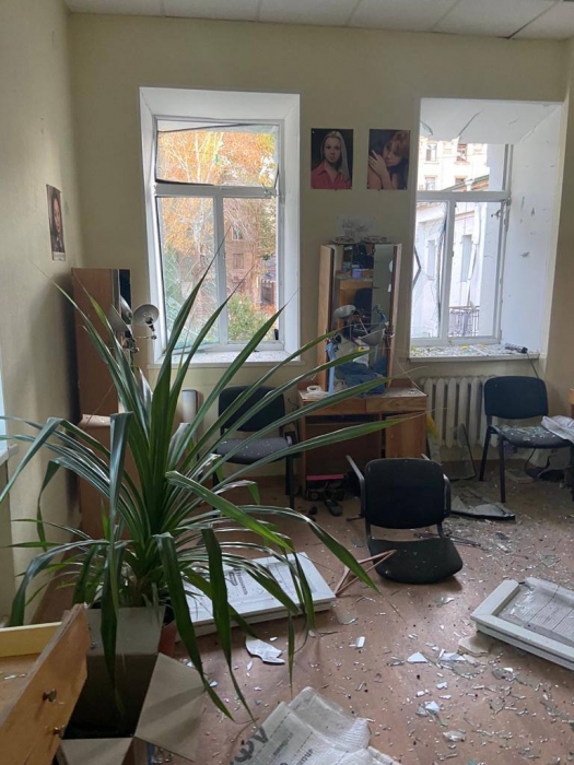 Разбитые гримерные, раскуроченный рояль: фото из здания театра в Николаеве после обстрела