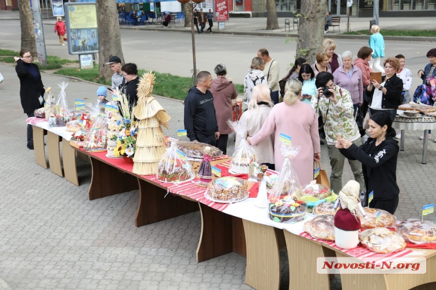В Николаеве прошла выставка караваев, испеченных для защитников Украины (фото, видео)