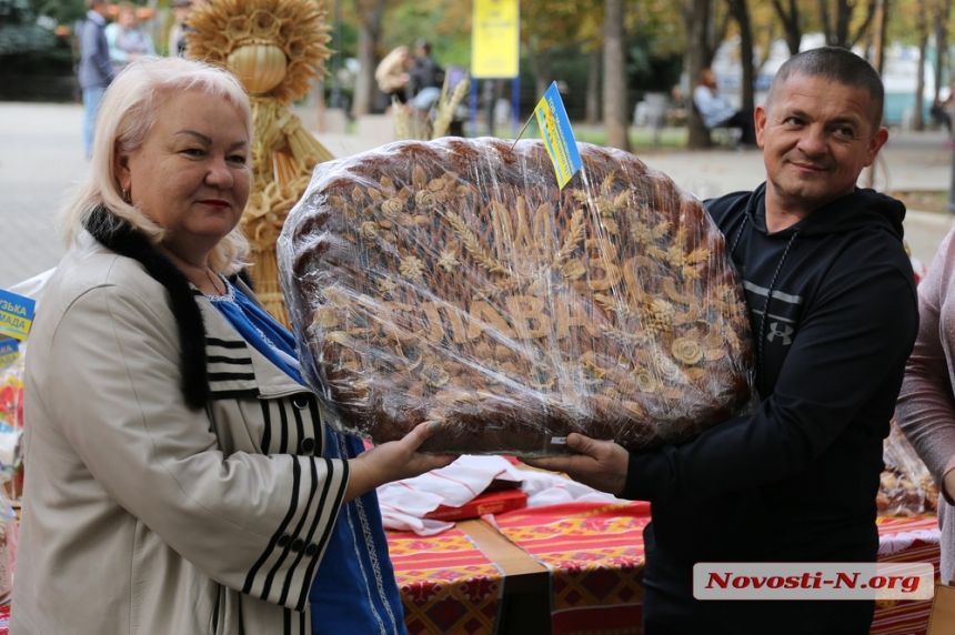 У Миколаєві пройшла виставка короваїв, спечених для захисників України (фото, відео)