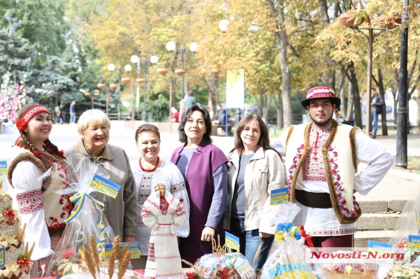 В Николаеве прошла выставка караваев, испеченных для защитников Украины (фото, видео)