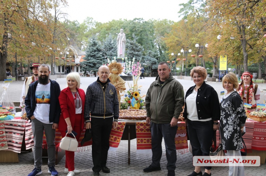 В Николаеве прошла выставка караваев, испеченных для защитников Украины (фото, видео)