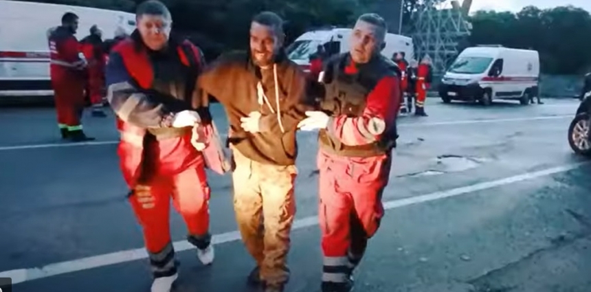 Опубликованы кадры возвращения украинских военнослужащих из плена (видео)
