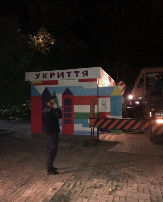 В Николаеве на остановке, где погибли 8 человек, обустроили первое укрытие