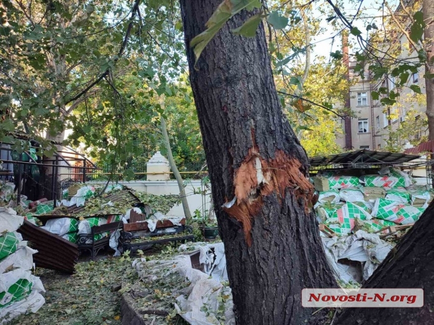 Пошкоджено приватні будинки, багатоповерхівки та заклади: мер Миколаєва показав наслідки обстрілів (відео)