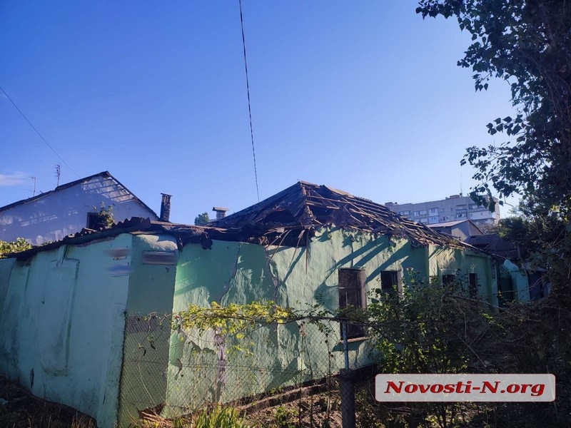 Ночной обстрел Николаева: повреждены жилые дома, на проезжей части - огромная воронка с водой (фото)