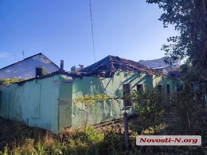 Ночной обстрел Николаева: повреждены жилые дома, на проезжей части - огромная воронка с водой (фото)