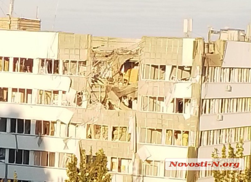 В Николаеве российская ракета разрушила офисное здание