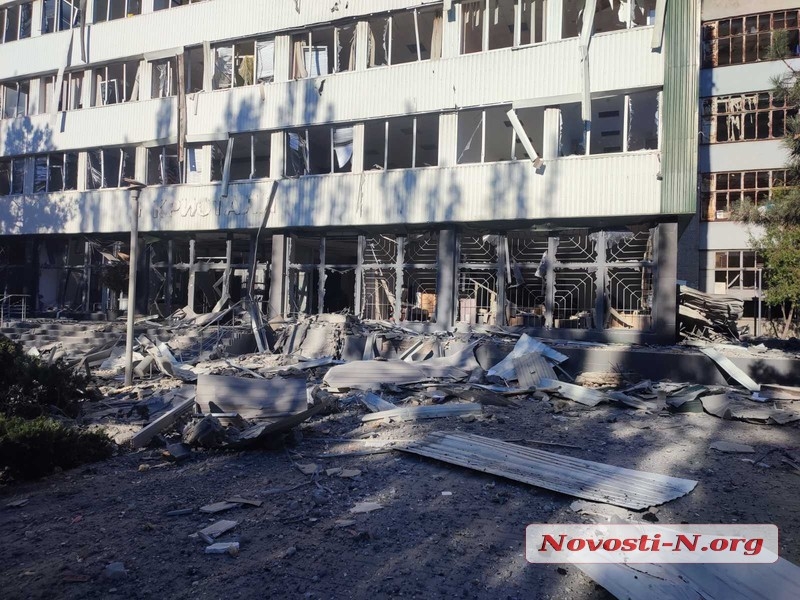 В Николаеве российская ракета разрушила офисное здание