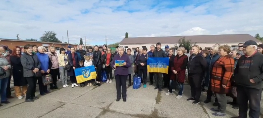 Эвакуированные жители Снигиревки призвали земляков, оставшихся на оккупированной территории, проигнорировать российский «референдум» (видео)