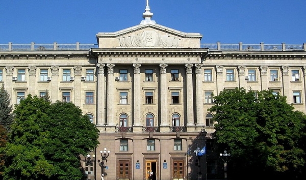 В здании Николаевского горсовета взрывной волной выбило окна
