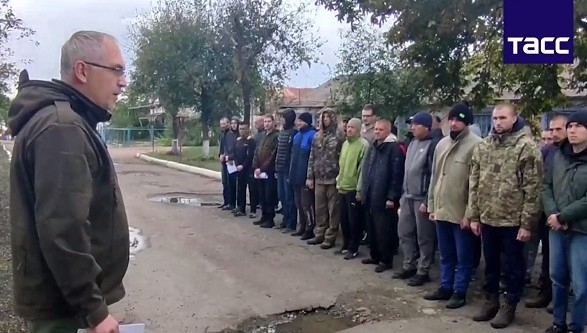Під дулами автоматів: окупанти змусили полонених у Оленівці голосувати на «референдумі»
