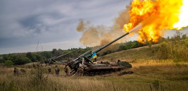 Артиллеристы 40-й бригады показали уничтожение российского склада боеприпасов (видео)