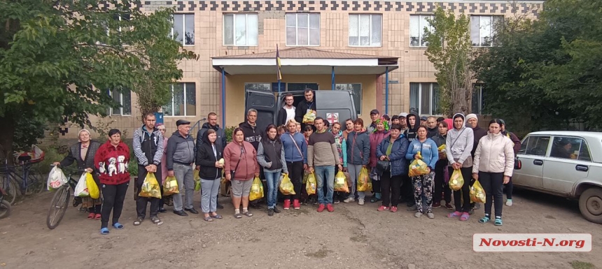 В прифронтовое село Николаевской области привезли «гуманитарку» (фото)