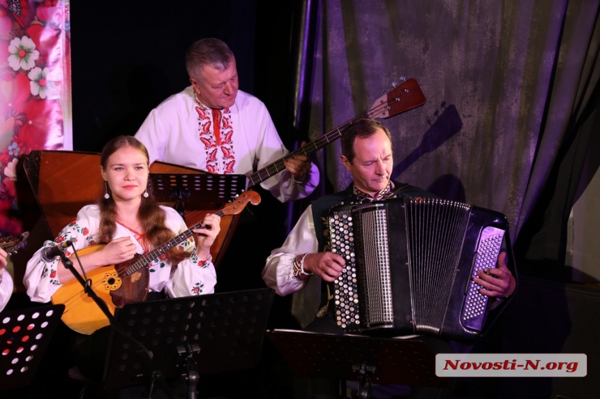 У Миколаївському театрі для глядачів пролунали українські пісні (фото)