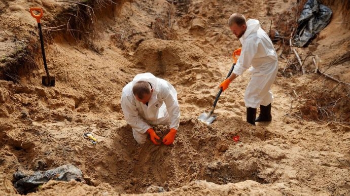 В Ізюмі знайшли ще два масові поховання, – президент
