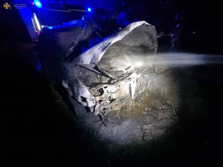У Миколаєві ввечері спалахнула припаркована «Тойота»