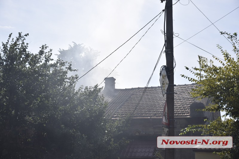 В центре Николаева горит жилой дом (фото, видео)