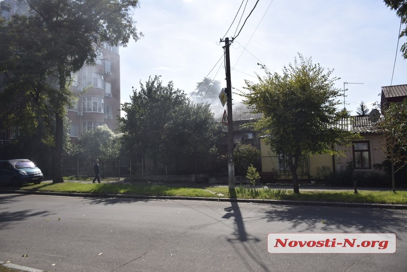 У центрі Миколаєва горить житловий будинок (фото, відео)