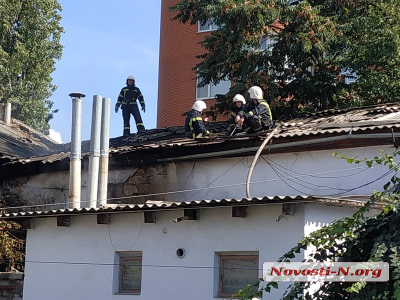 У центрі Миколаєва горить житловий будинок (фото, відео)