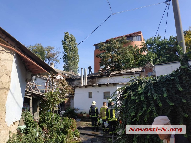 В центре Николаева горит жилой дом (фото, видео)