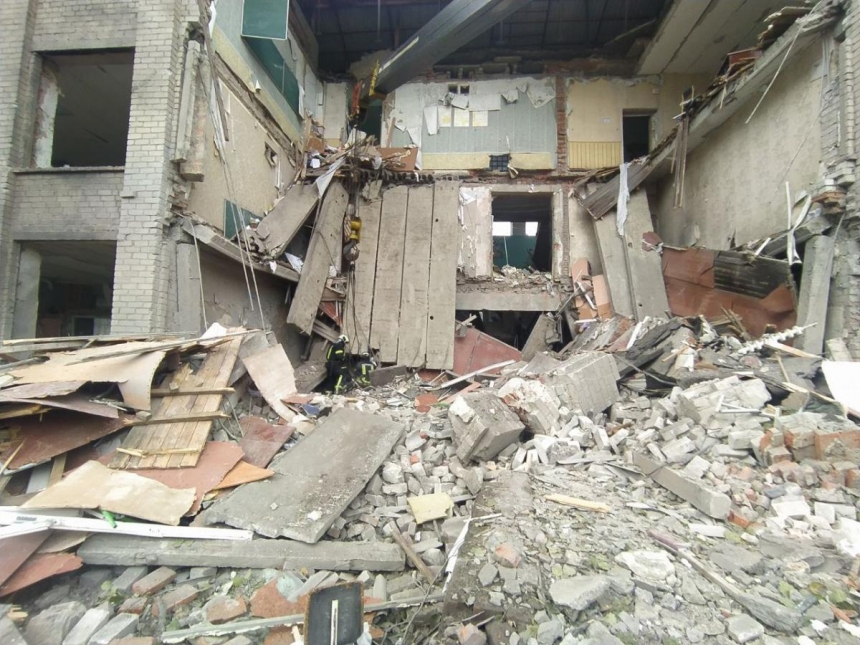 В Донецкой области оккупанты обстреляли школу: из-под завалов достали тело одной погибшей