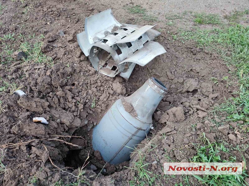 У Миколаєві частина ворожої ракети впала перед входом до будівлі адміністрації району