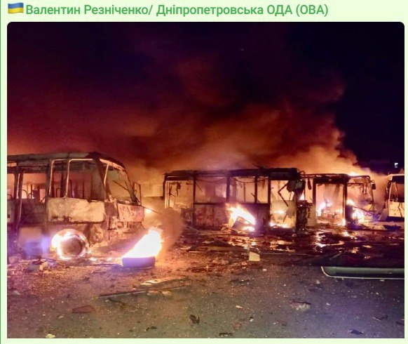 Удар по Днепру: один человек погиб, сгорели более 100 автобусов