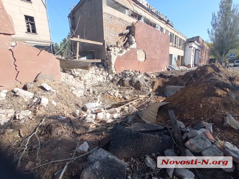 У Миколаєві ворожі ракети зруйнували поліклініку (фото, відео)