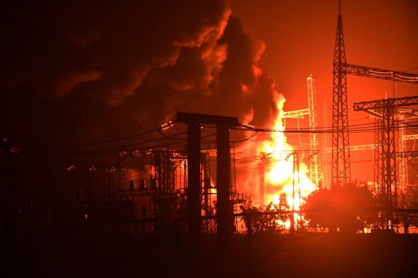 На Миколаївщині окупанти обстріляли трансформатори: виникла пожежа (відео)