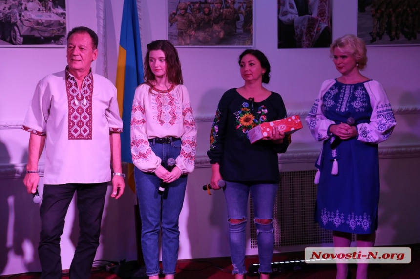 Миколаївські артисти подарували концертну програму до Дня вчителя (фоторепортаж)