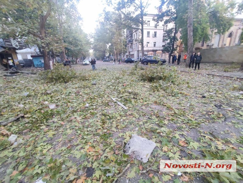 Российская ракета попала в жилой дом в центре Николаева (фото, видео)