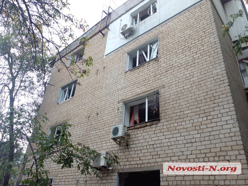 В Николаеве враг обстрелял спальный район: повреждено много домов, ранены 7 человек (фото)