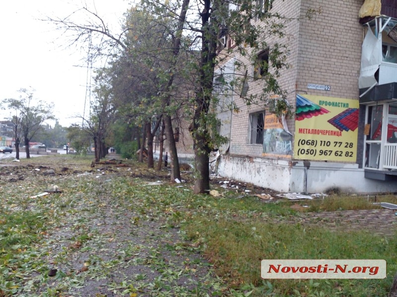 В Николаеве враг обстрелял спальный район: повреждено много домов, ранены 7 человек (фото)