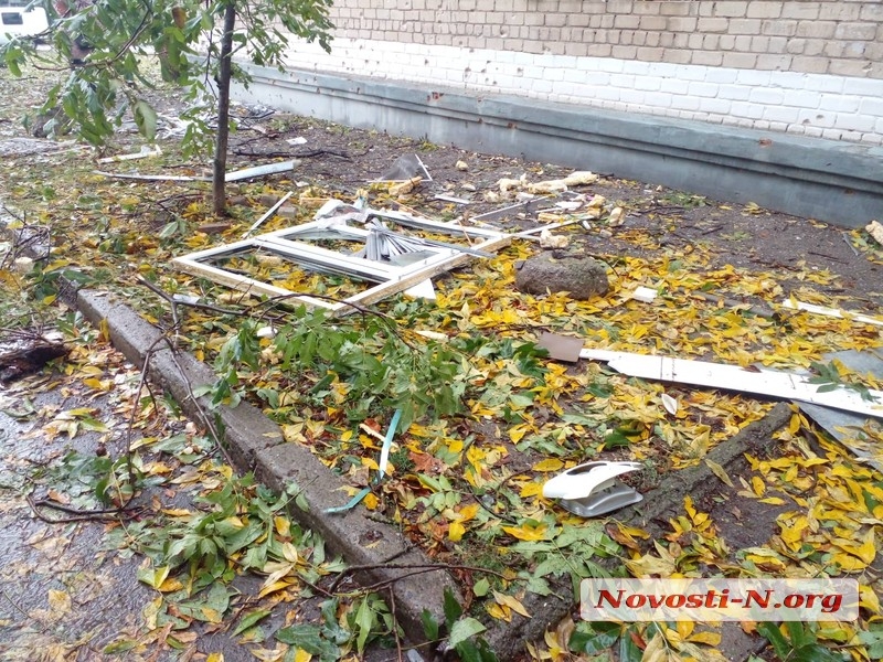 В Николаеве враг обстрелял спальный район: повреждено много домов, ранены 7 человек (фото)