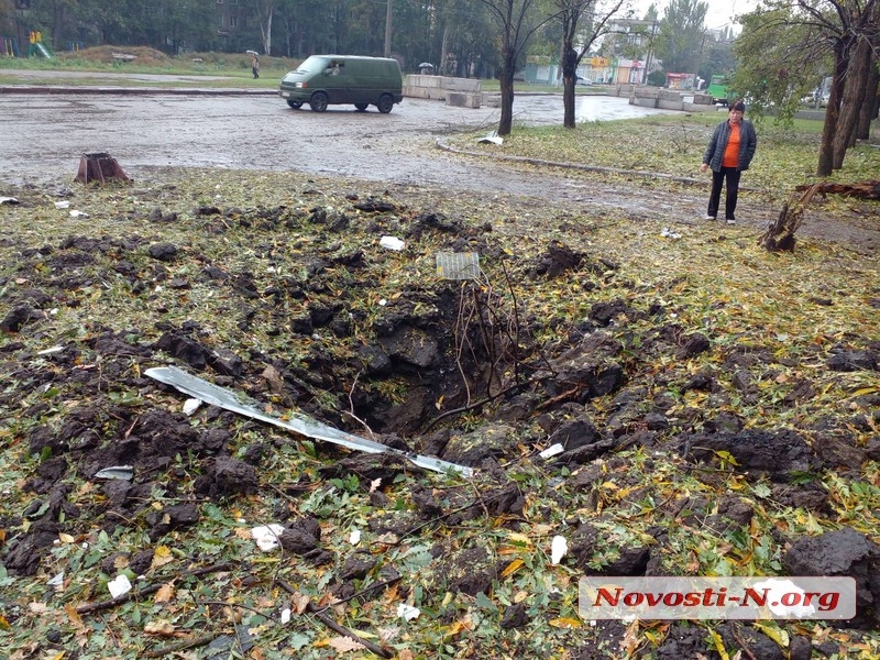 В Николаеве враг обстрелял спальный район: повреждено много домов, ранены 7 человек (фото)