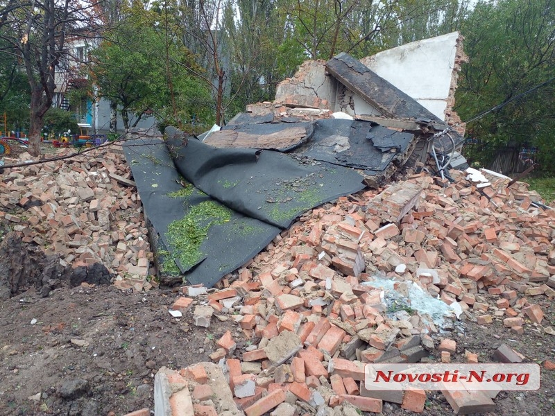 В Николаеве враг обстрелял спальный район: повреждено много домов, ранены 7 человек (фото)