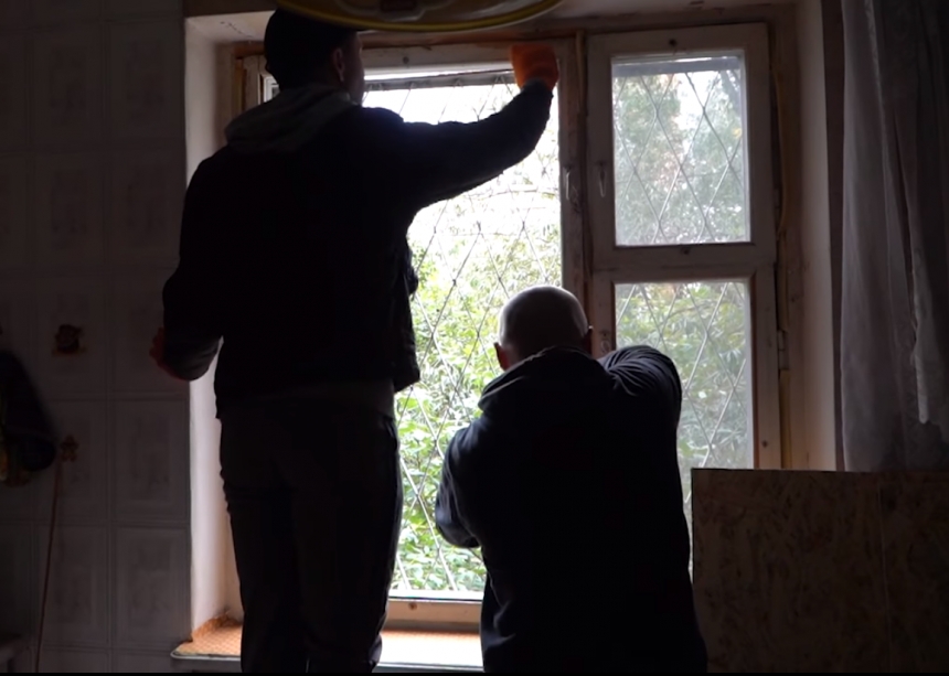В Николаеве рабочие закрывают окна в домах, пострадавших от недавних обстрелов (видео)