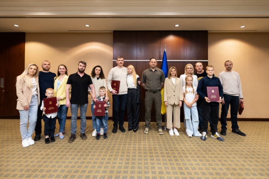 Єрмак вручив ордени «Золота Зірка» п'ятьом звільненим із полону захисникам «Азовсталі»