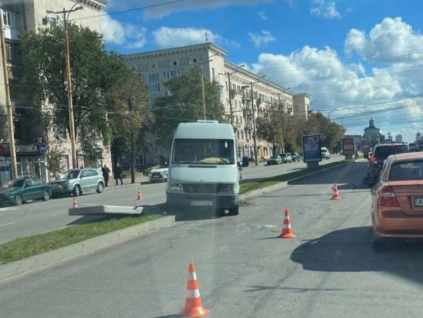 ДТП в Запорожье: маршрутка снесла ситилайт, пострадала пассажирка