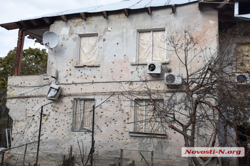 В Николаеве жители пострадавшего при обстреле дома не хотят, чтобы его признавали аварийным (фото, видео)