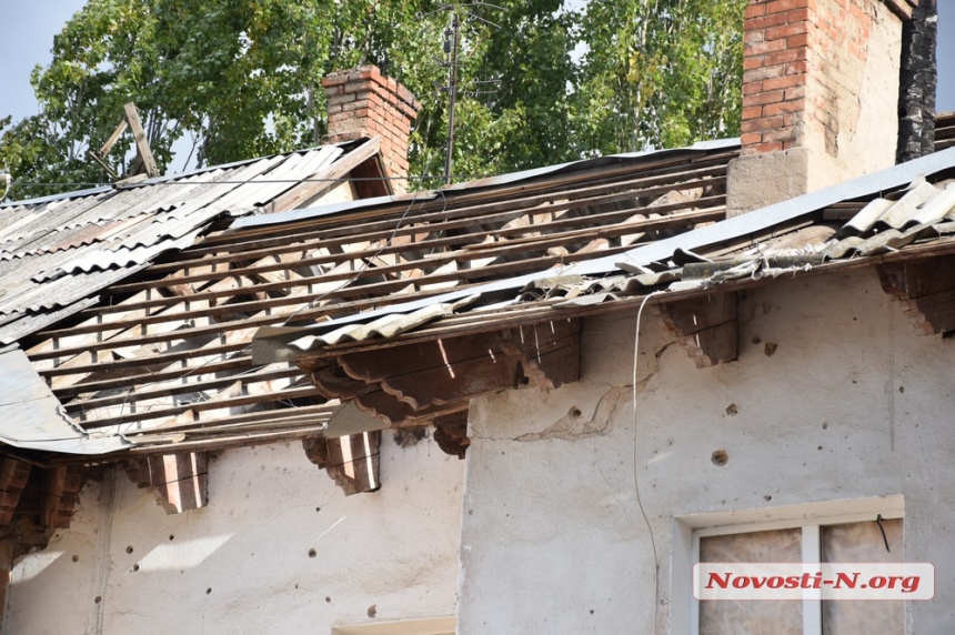 В Николаеве жители пострадавшего при обстреле дома не хотят, чтобы его признавали аварийным (фото, видео)