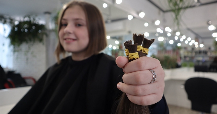 В Первомайске 10-летняя девочка продала свои волосы - деньги отдала на внедорожник для морпехов
