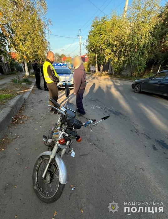 В Первомайске пожилой водитель на мопеде наехал на пенсионерку