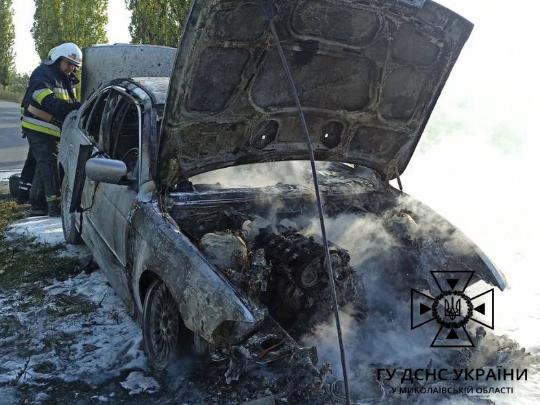 В Баштанском районе горел автомобиль, в Вознесенском — комбайн (фото)