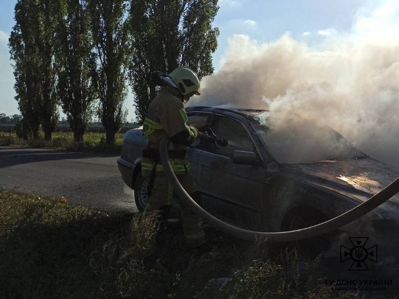 У Баштанському районі горів автомобіль, у Вознесенському – комбайн (фото)