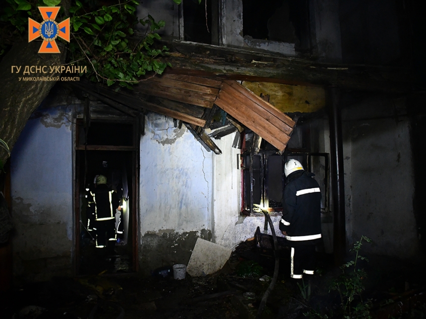 В Баштанском районе спасатели тушили полыхающий дом с хозпостройками