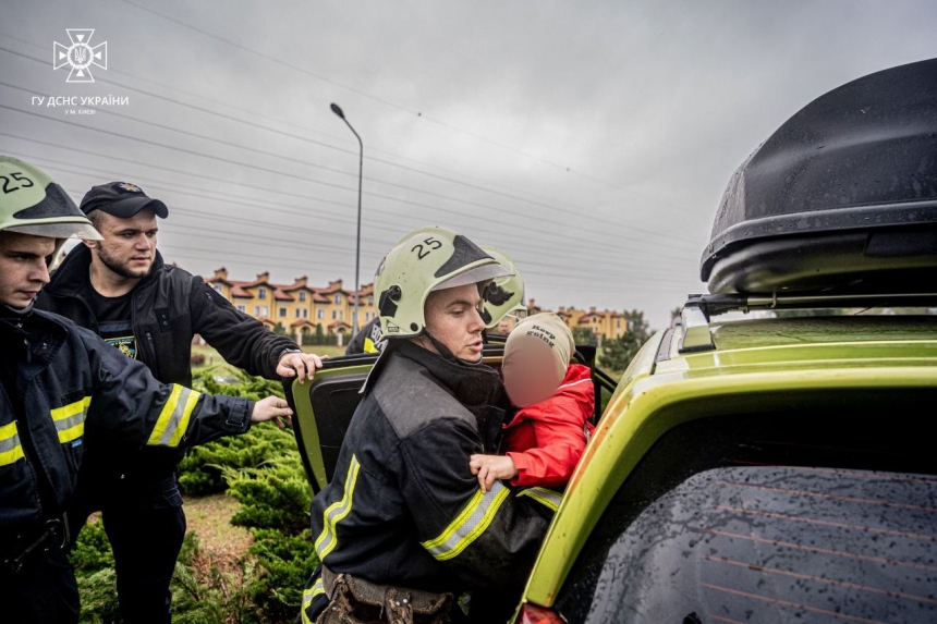 В Киеве после аварии загорелось авто: пока тушили, рядом перевернулся ...