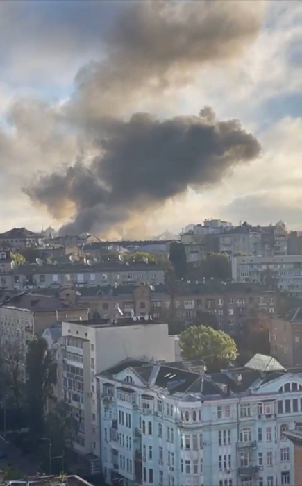 У Києві вибухи: ракетний удар припав по центру міста, горять авто (відео)